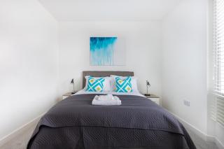 Modern 2BD Flat in Canary Wharf With City and River Views - London - 5