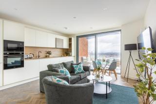 Modern 2BD Flat in Canary Wharf With City and River Views - 9