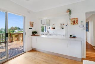 Scenic Serenity Large Family Home in Geelong - 1