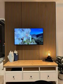 Modern City View 2BdRoom for Six - 6