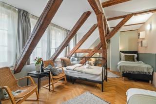 Charles Bridge Historical APTs by Michal&Friends - Praga - 7