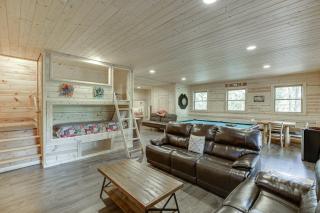 Deluxe Cabin For Groups Near Helen w Hot Tub - Cornelia - 4