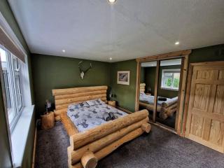 Town centre house, Hot tub, Cinema room and Gym - 2