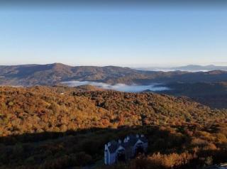 BnB Hyperion - Top-Floor Condo w Balcony & Pool - Sugar Mountain - 5