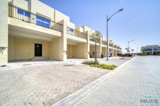 Exquisite 4BR Townhouse at DAMAC Hills 2, Dubailand by Deluxe Holiday Homes - Dubai - 2