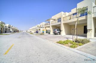 Exquisite 4BR Townhouse at DAMAC Hills 2, Dubailand by Deluxe Holiday Homes - Dubai - 1