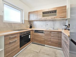 RAJ Living - Monteurwohnung - 2 Schlafzimmer - Küche - Balkon - Waschmaschine - 25 Min zur Messe DUS - Heiligenhaus - 5