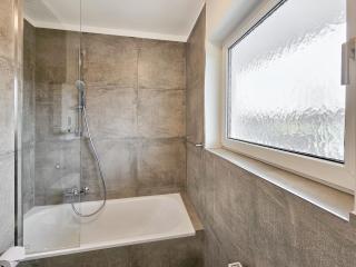 RAJ Living - Monteurwohnung - 2 Schlafzimmer - Küche - Balkon - Waschmaschine - 25 Min zur Messe DUS - Heiligenhaus - 2