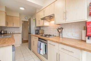 Super House FREE PARKING Garden Close to Station - 9