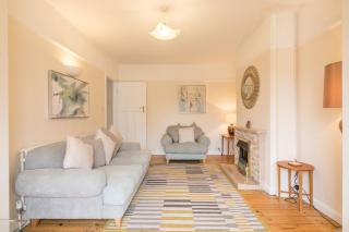Super House FREE PARKING Garden Close to Station - 7