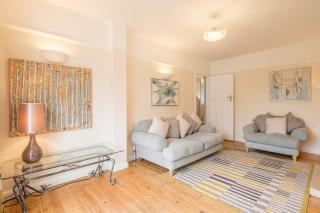 Super House FREE PARKING Garden Close to Station - 6