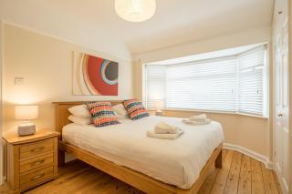 Super House FREE PARKING Garden Close to Station - 3