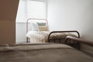Feature Stone, Stunning Apartment, 2 x King Beds and Single, Sleeps 5 - 6