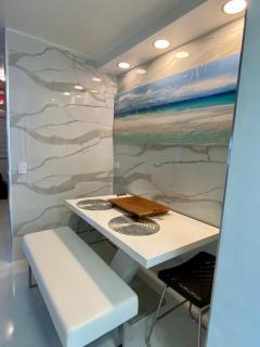 Luxurious remodeled direct Waterfront apartment with Miami skyline view and outdoor terrace Free parking 5min drive to Miami Beach - Miami Beach - 0
