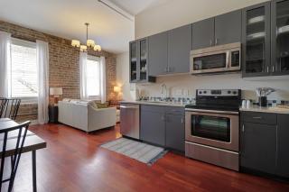 Downtown Loft- Steps away from Plant Riverside! - Savannah - 3