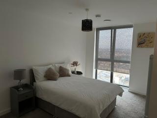 Immaculate 2-Bed Apartment in east London - 3