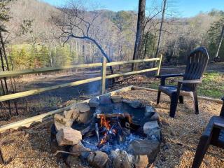 Cozy Cabin: w/ Balcony, Pool Table, Fire pit & BBQ - Mineral Bluff - 1