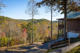 Cozy Cabin: w/ Balcony, Pool Table, Fire pit & BBQ - Mineral Bluff - 6