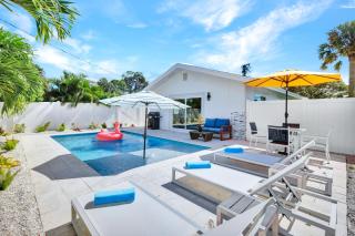 NEW Palm Tree Paradise -Close To The Beach! Beautiful Heated Pool! - Naples - 0