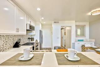 Perfect 3 Bedroom Home between the Bay and Beach - Newport Beach - 2