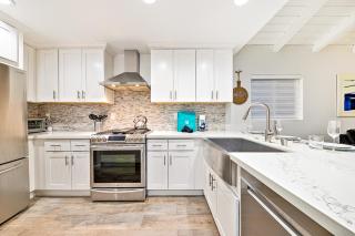 6 Bedroom Home with Rooftop Deck Between the Bay & the Beach - 2