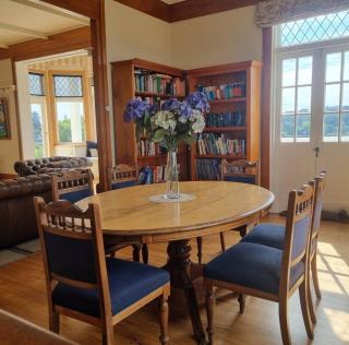 Spectacular Hamilton Lake Views - 1