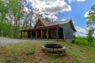 Mountain Crest Pet-friendly Log Cabin with Mountain Views! - Marion - 4