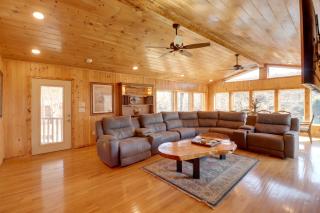 Family-Friendly Riverfront Manor on the Little Red - Heber Springs - 7