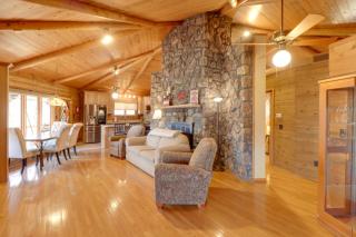 Family-Friendly Riverfront Manor on the Little Red - Heber Springs - 4