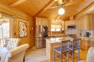 Family-Friendly Riverfront Manor on the Little Red - Heber Springs - 2
