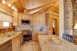 Family-Friendly Riverfront Manor on the Little Red - Heber Springs - 1