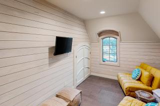 'Lone Star Leisure' Condo w/ Hill Country Views - 1