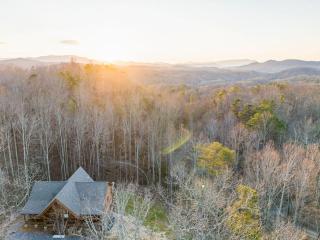 Stunning Sevierville Cabin: Hot Tub w/ View - 8