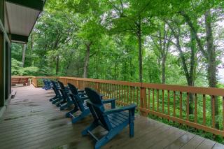 Retro Metro Deck House MCM Gem with Hot Tub & Spectacular Views! - Fairview - 4