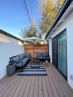 Modern Two Bedroom Two Bath W/ Parking and Laundry - Los Angeles - 8