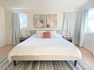 Modern Two Bedroom Two Bath W/ Parking and Laundry - Los Angeles - 6