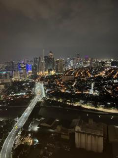 Near Bgc 1Br Wi-Fi Netflix balcony skyline - 2