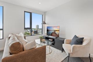 Spectacular 2-Bed with Amenities & Sky-High Views - 3