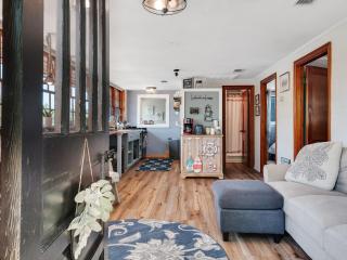 Waterfront on Lake Talquin - Near FSU - Stunning Views - 2 Story Deck - Fire Pit - Fast 1000 mbps Internet - 3 min from Boat Ramp - Tallahassee - 6