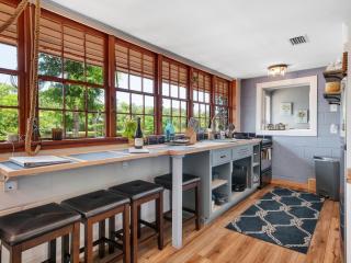 Waterfront on Lake Talquin - Near FSU - Stunning Views - 2 Story Deck - Fire Pit - Fast 1000 mbps Internet - 3 min from Boat Ramp - Tallahassee - 7