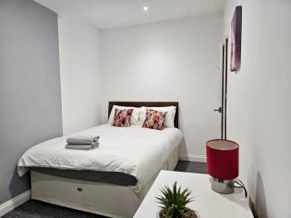 Spacious room with private living room - Bristol - 0