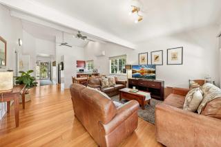 Corinda Cottage - 4 bedroom pet friendly five minute walk to town and Ovens River. - Bright - 0