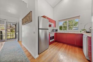 Corinda Cottage - 4 bedroom pet friendly five minute walk to town and Ovens River. - Bright - 1