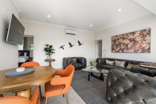 Sanlor Suite 2 - Luxury, Comfort & Style - Orange - 3