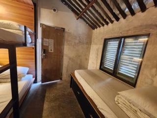 Chinatown Hostel by Mingle - Rooftop Private Jacuzzi with Bar - 2