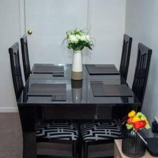 Long-Term Contractor Accommodation in Crawley Free Parking WiFi Near Worksites Gatwick Manor Royal 2-Bed Sleeps 4 - 3