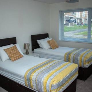 2-Bed Sleeps 4 Comfy For Contractors With Free Parking in Crawley near Gatwick Manor Royal Refurbished - 4
