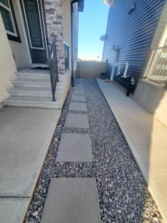 Family-Friendly, NETFLIX, Cozy Comfy 2 bed room basement suite,sleeps 5 - 8