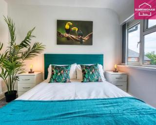 B24 Stunning Contractor House with 3 bedrooms, drive for 2 vehicles & smoking area in garden - 2