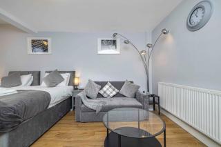 Charming 3-Bed Townhouse in Vibrant Ealing - Ealing - 6